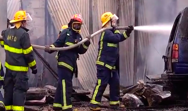 Autoridades investigan incendio en un parqueadero de La Ceja